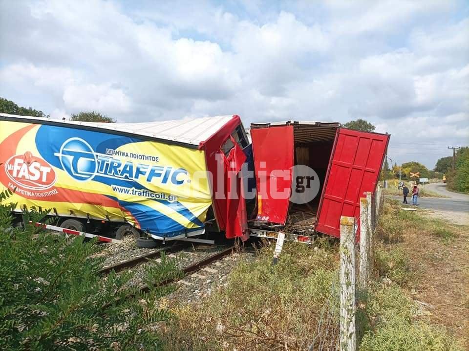 Σοκ στη Θεσσαλονίκη – Τρένο συγκρούστηκε με φορτηγό – Δείτε εικόνες από το σημείο