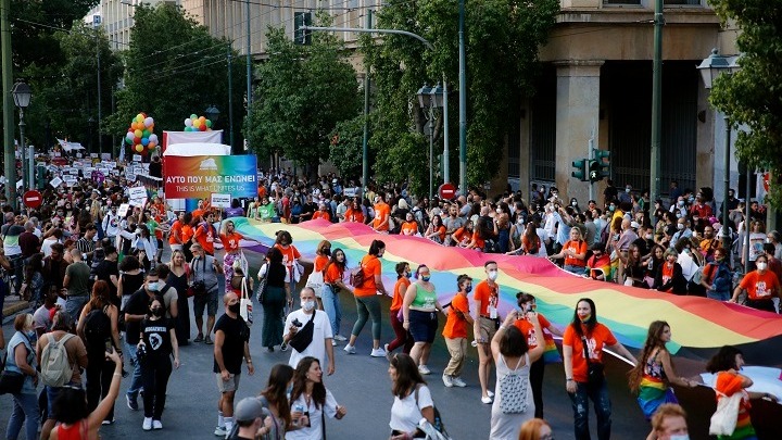 Athens Pride: Μπροστά από τη Βουλή έφτασε η παρέλαση