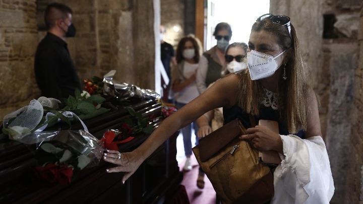 Πλήθος κόσμου στην Μητρόπολη Αθηνών για το τελευταίο αντίο στον κορυφαίο Μίκη Θεοδωράκη (pics)