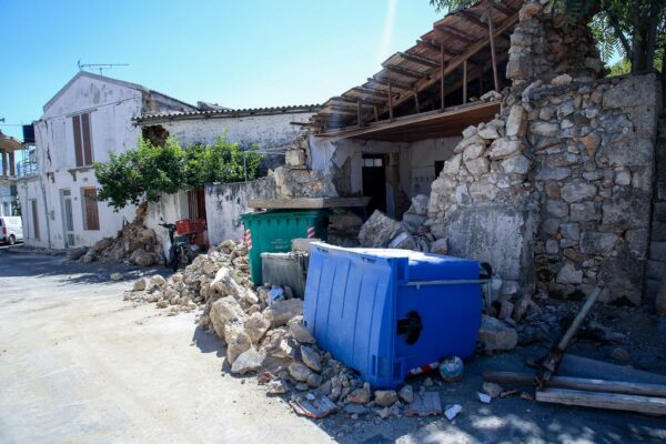 Σεισμός στο Ηράκλειο: Νεκρός ο οικοδόμος που «έφτιαχνε» το εκκλησάκι - Τραυματίστηκε ο γιος του