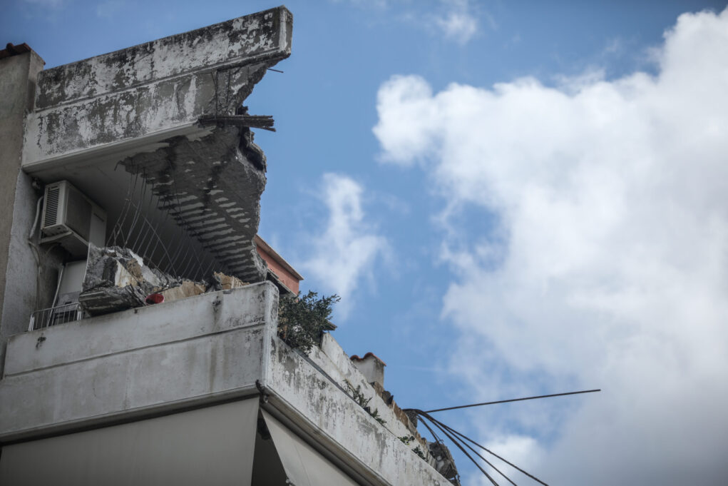 Χαλάνδρι: Διάβρωση η αιτία κατάρρευσης του μπαλκονιού (pics & vid)