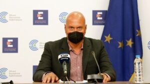 Θεοκλής Ζαούτης: «Είμαστε από τα λίγα κράτη της ΕΕ που διατηρούν τη μάσκα στα ΜΜΜ»