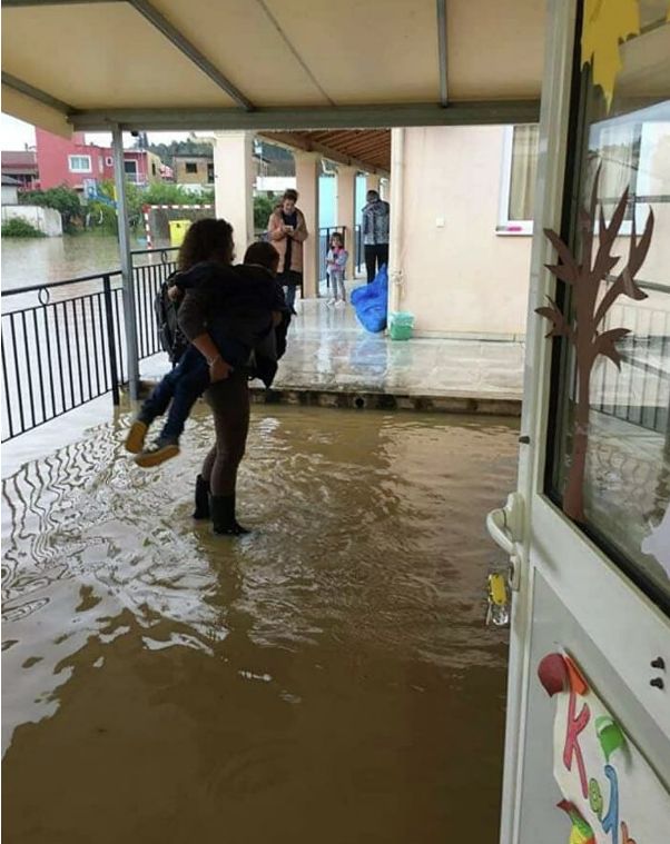 Τραγικές εικόνες από σχολείο της Κέρκυρας – Εκπαιδευτικοί κουβαλούσαν παιδιά έξω από τις πλημμυρισμένες αίθουσες