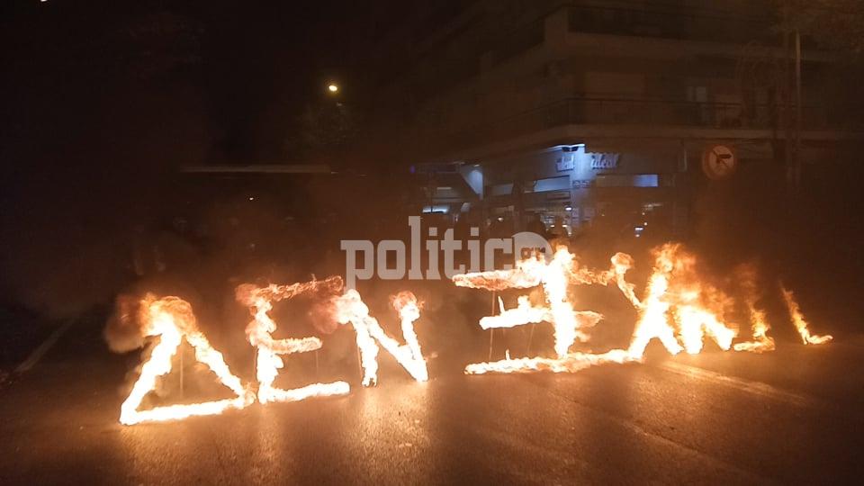 Τεράστιο «Δεν ξεχνώ» άναψαν Κύπριοι διαδηλωτές έξω από το τουρκικό προξενείο (pics+vid)