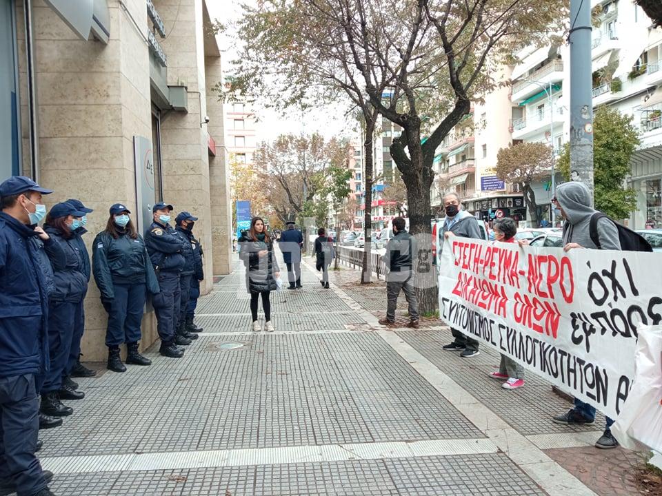 Συγκέντρωση κατά των αυξήσεων στο ρεύμα έξω από τη ΔΕΗ – «Η κυβέρνηση πουλάει παραμύθι»