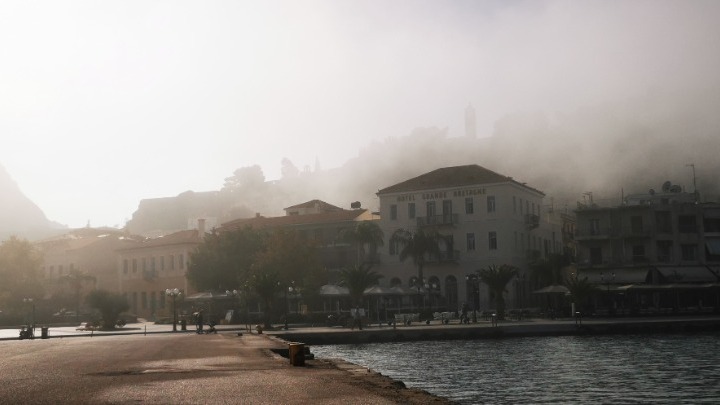 Πυκνές ομίχλες κάλυψαν σήμερα δεκάδες περιοχές της χώρας