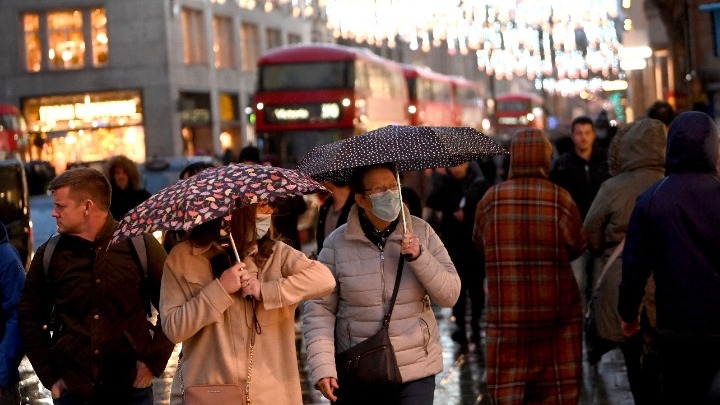 Η Βρετανία κατέγραψε σήμερα 54.073 νέες μολύνσεις και 132 θανάτους