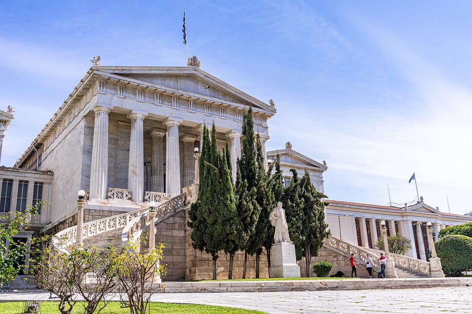 Έκθεση για τα ελληνικά ΑΕΙ: Υπεράριθμοι φοιτητές αλλά μόνο ένας στους δύο παίρνει πτυχίο