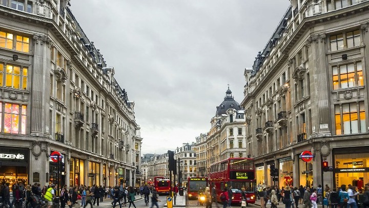 Η Oxford Street του Λονδίνου ο πιο δημοφιλής εμπορικός δρ...