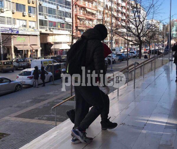 Θεσσαλονίκη: Στο δικαστήριο ο ένας από τους δυο συλληφθέντες από τις εφόδους στους Συνδέσμους
