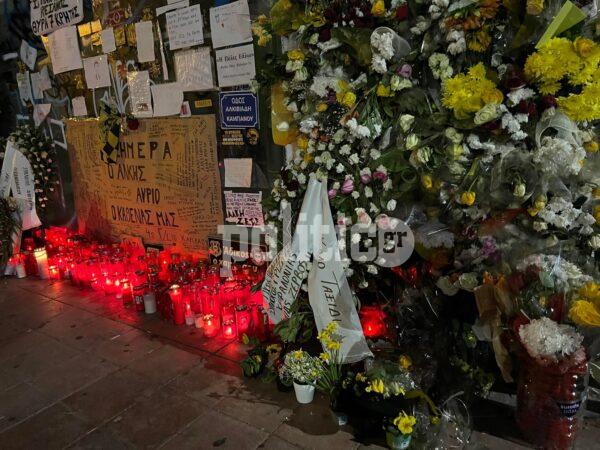 Κόσμος, λουλούδια και συγκίνηση στο σημείο δολοφονίας του Άλκη - «Δεν θέλουμε να υπάρξει επόμενο θύμα» (vid & pics)