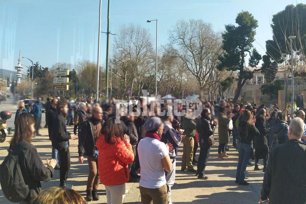 Θεσσαλονίκη: Σε εξέλιξη συγκέντρωση διαμαρτυρίας αντιεμβολιαστών στον Λευκό Πύργο (pics & vids)