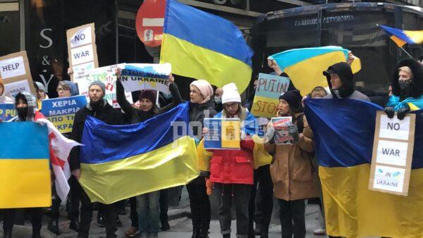 Θεσσαλονίκη: Στο ρωσικό προξενείο Ουκρανοί διαδηλωτές (vids & pics)