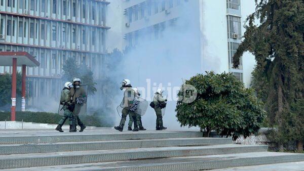 Θεσσαλονίκη: Επεισόδια με χημικά και κρότου λάμψης στο ΑΠΘ - Μια προσαγωγή (vid & pics)