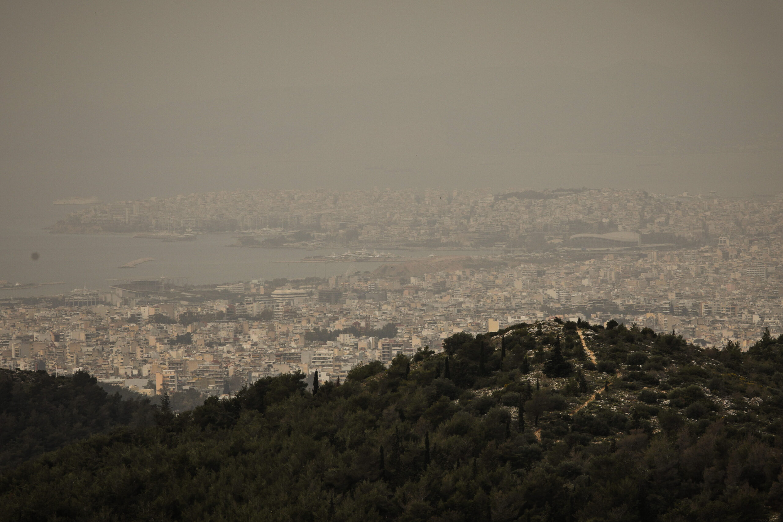 Καιρός σήμερα: Σκόνη και ζέστη στην Αττική, καταιγίδα στη Θεσσαλονίκη