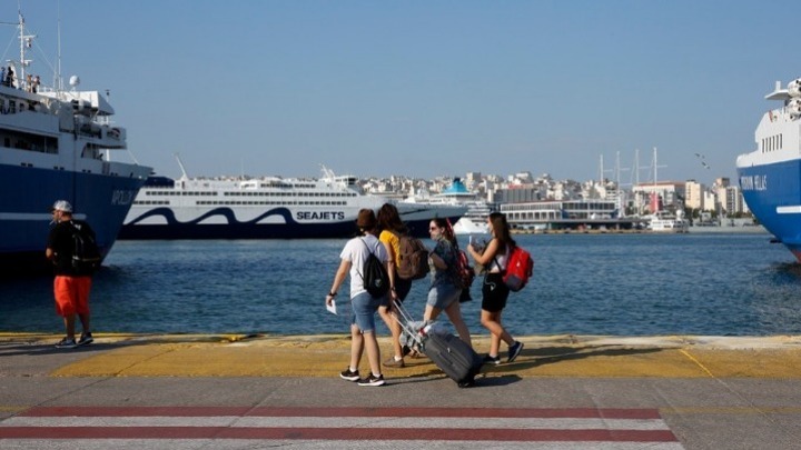 Kορυφώνεται η έξοδος των εκδρομέων του Πάσχα από τα λιμάνια του Πειραιά, της Ραφήνας και του Λαυρίου