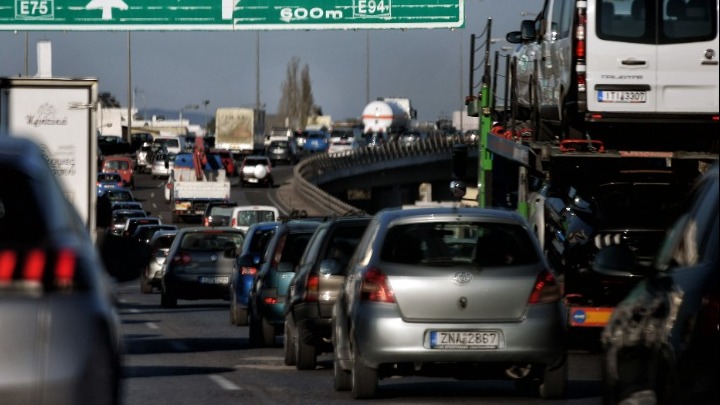 Αθηνών – Κορίνθου: Παραμένουν οι καθυστερήσεις λόγω ανατροπής φορτηγού