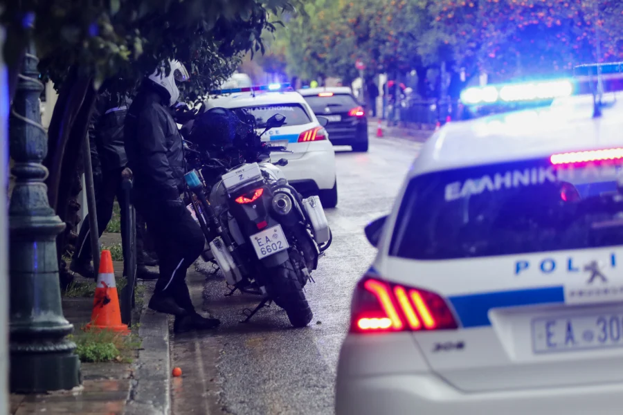 Ιλίσια: Ισχυρός εκρηκτικός μηχανισμός σε είσοδο πολυκατοικίας