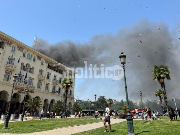 Φωτιά στο Βιοτεχνικό Επιμελητήριο στην πλατεία Αριστοτέλους - Πληροφορίες για εγκλωβισμένους (pics & vid)