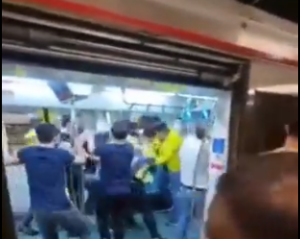 Μανιακοί οπαδοί της Φενέρ επιτίθενται σε οπαδούς της Τράμπζονσπορ σε μετρό της Τουρκίας (vid)