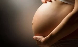 Βόλος: Άνδρας χτύπησε στην κοιλιά την έγκυο σύζυγό του επειδή κάπνιζε - Τι κατέθεσε η ίδια