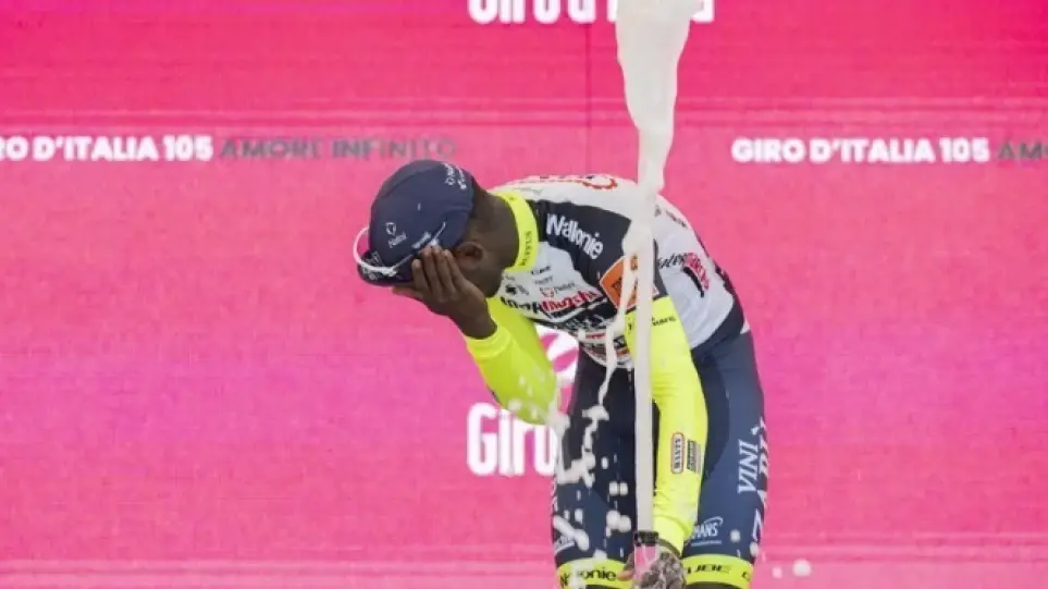 Ferito da un tappo di champagne mentre celebra la sua vittoria (video)