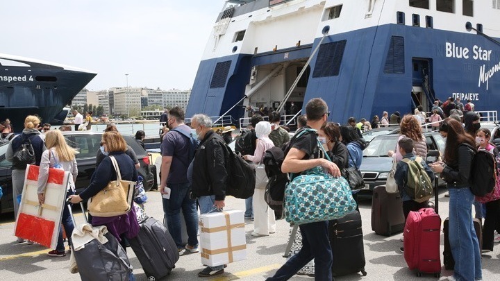 Αγίου Πνεύματος: Η μεγάλη έξοδος – Χθες από το λιμάνι του Πειραιά αναχώρησαν 17.071 επιβάτες