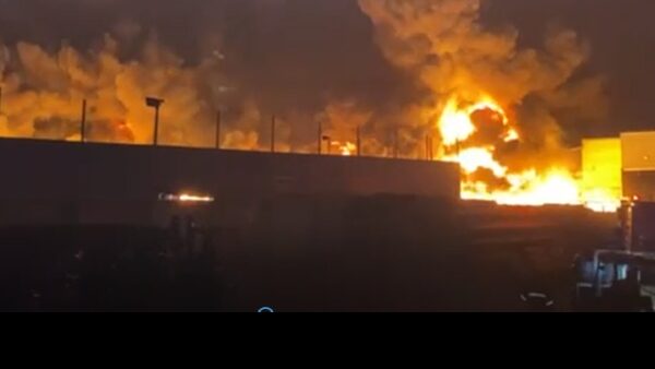 Πυρκαγιά σε εργοστάσιο με πλαστικά στον Ασπρόπυργο: Ενισχύθηκαν κι άλλο οι δυνάμεις