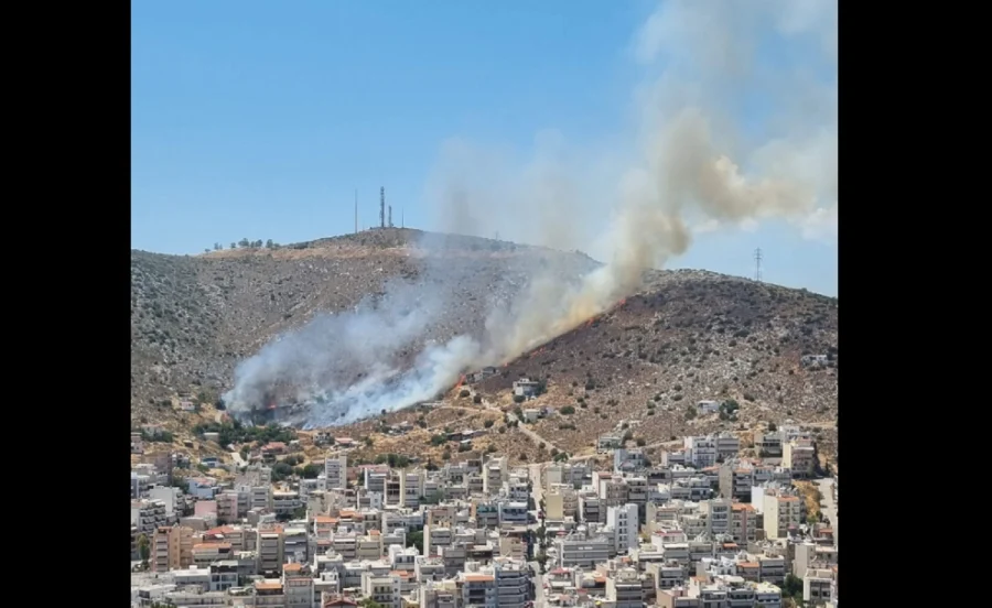 Μεγάλη φωτιά τώρα στο Σχιστό Κορυδαλλού: Κοντά σε σπίτια οι φλόγες