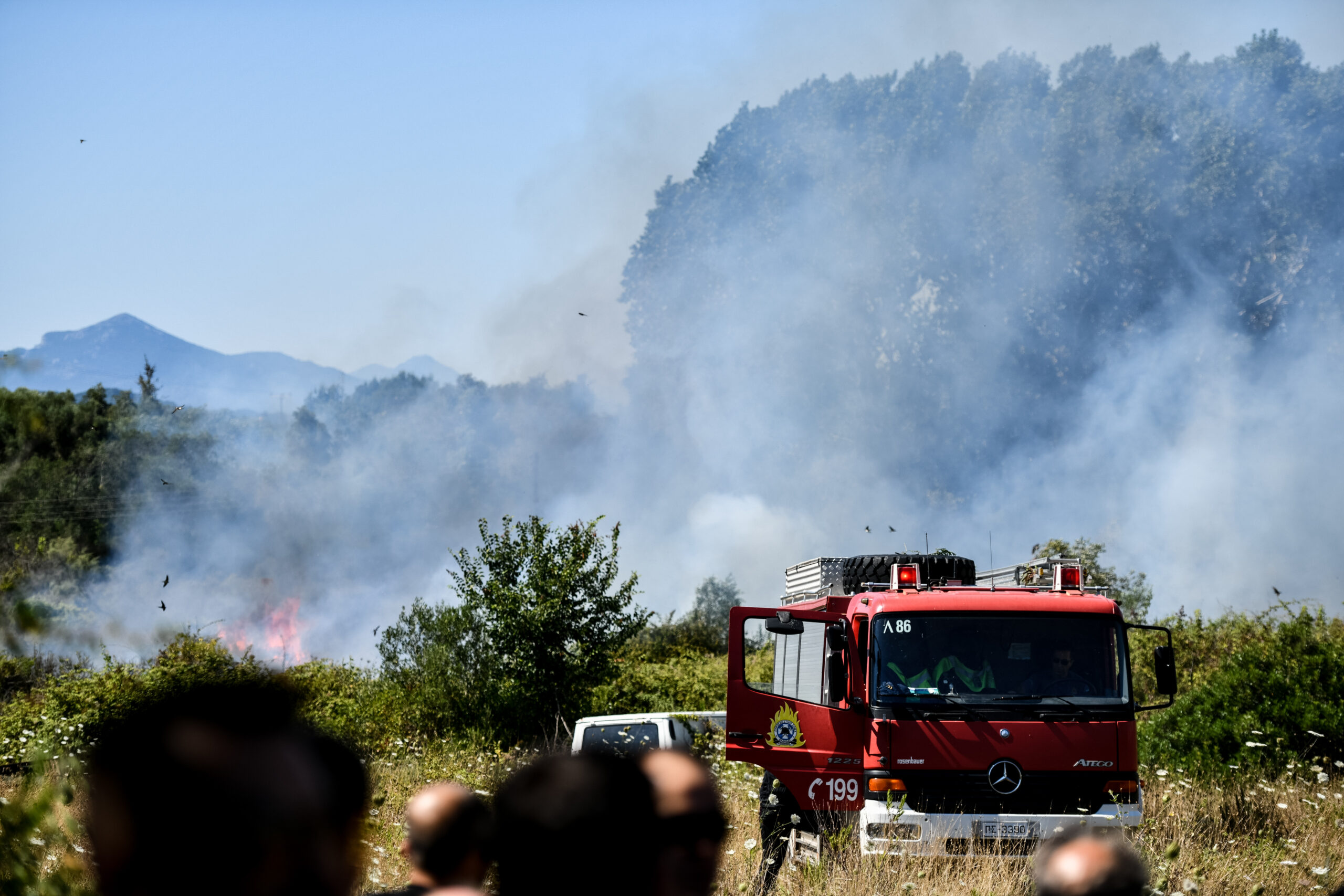 Σε πύρινο κλοιό Ρέθυμνο, Κέρκυρα και Άργος – Μάχη να τεθεί υπό έλεγχο η πυρκαγιά στη Φέριζα Σαρωνικού