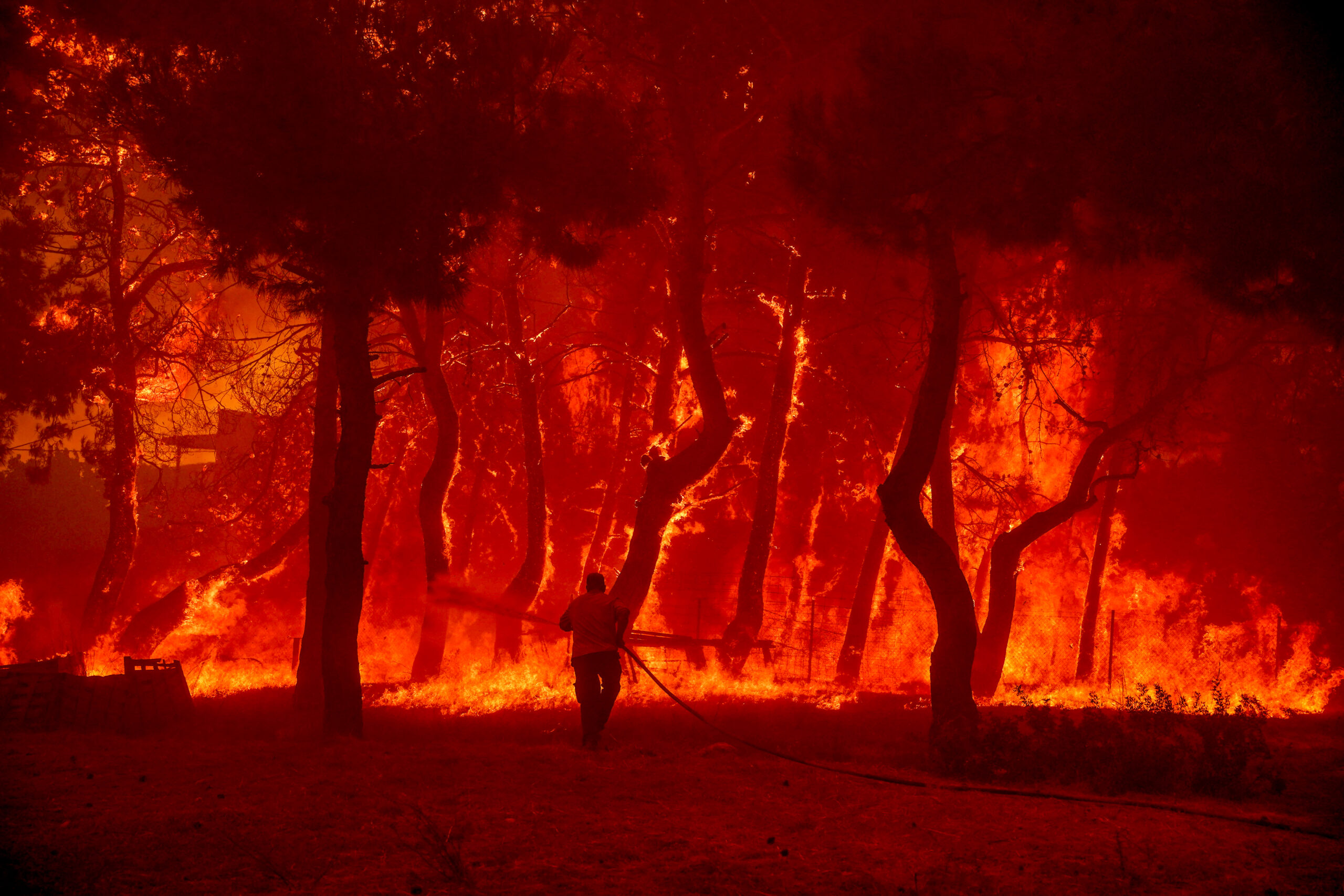 Φωτιά στη Λέσβο: Συνεχείς αναζωπυρώσεις – Εκκενώνεται προληπτικά η Βρίσα