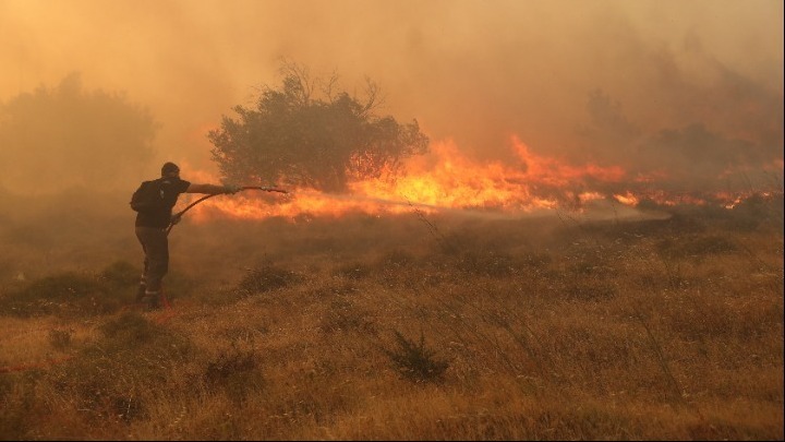 Καλαμάτα: Σε δύσβατη έκταση η φωτιά στο Ακριτοχώρι