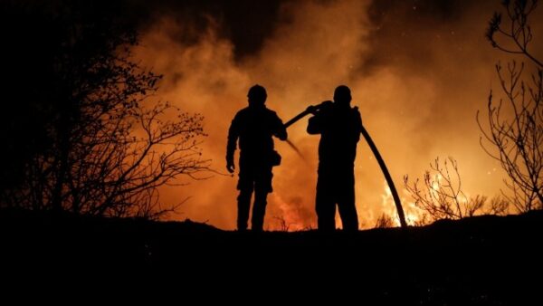 Ολονύχτια μάχη με τις φλόγες - Κάηκαν σπίτια στην Παλαιά Πεντέλη