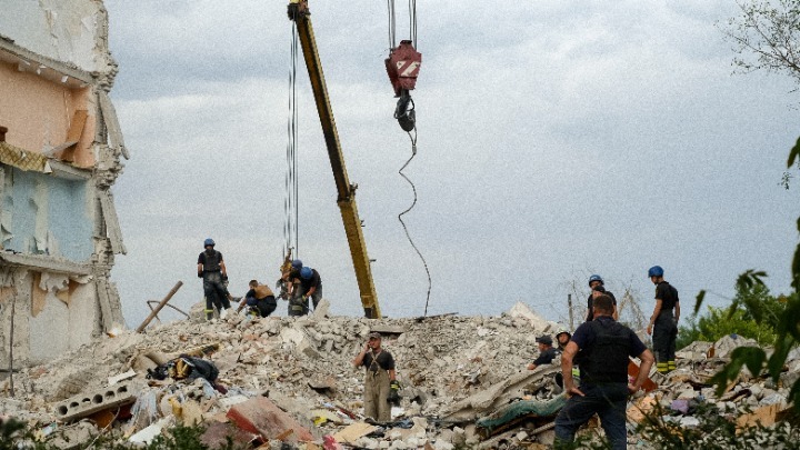 Ουκρανία: 43 νεκροί από τον βομβαρδισμό πολυκατοικίας στο Ντονέτσκ