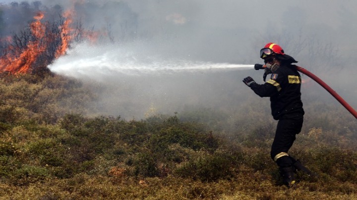 Πυρκαγιά σε οικόπεδα στην Παλλήνη