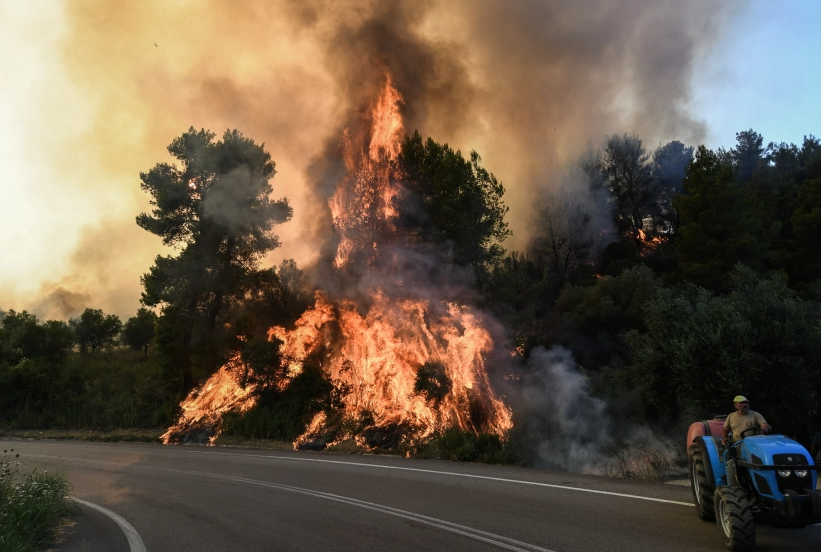 Καίγονται τα Κρέστενα Ηλείας – Ανεξέλεγκτες διάσπαρτες εστίες