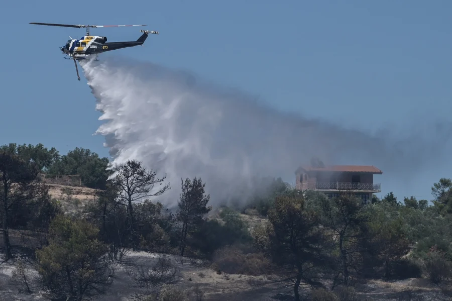 Φωτιά τώρα στην Αχαΐα: Πιθανό να προκλήθηκε από κεραυνό