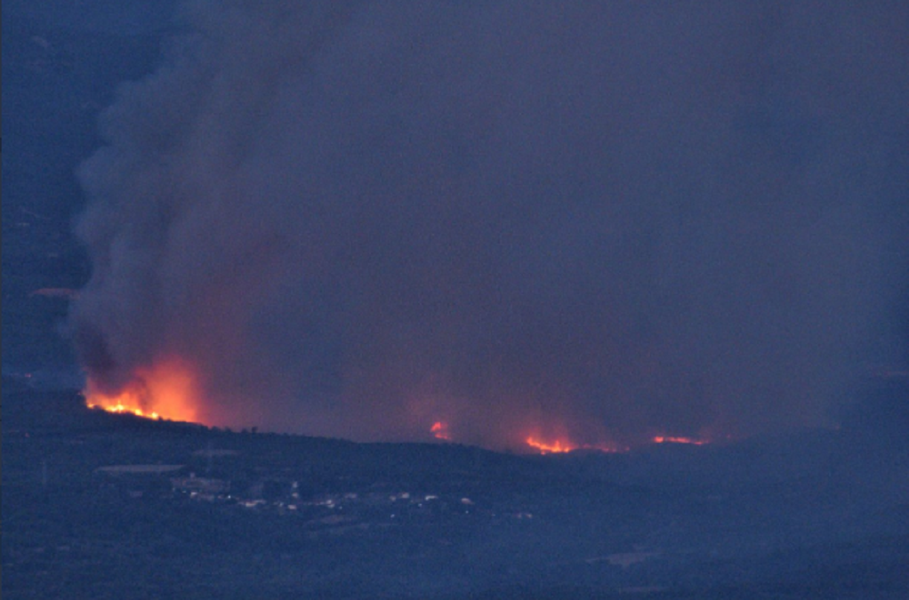 Μεγαλόπολη: Μαίνεται η φωτιά στο Ρούτσι (pics)