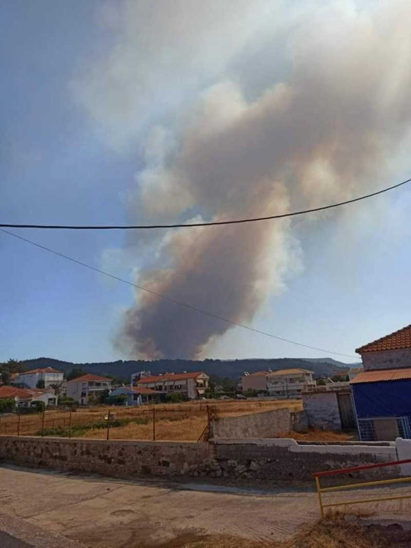 Πυρκαγιά στη Μυτιλήνη: Απειλούνται δύο οικισμοί, τραυματίστηκε πυροσβέστης – Καταγγελίες για εμπρησμό (pics & vids)