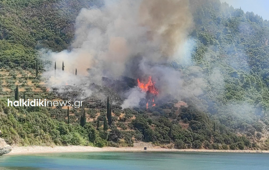 Φωτιά στο Άγιο Όρος: Ενισχύονται οι πυροσβεστικές δυνάμεις