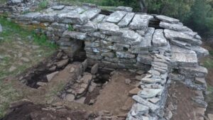 Τα αινιγματικά «σπίτια των δράκων» - Αρχαιολογική έρευνα δίνει νέα στοιχεία για τα δρακόσπιτα της Εύβοιας