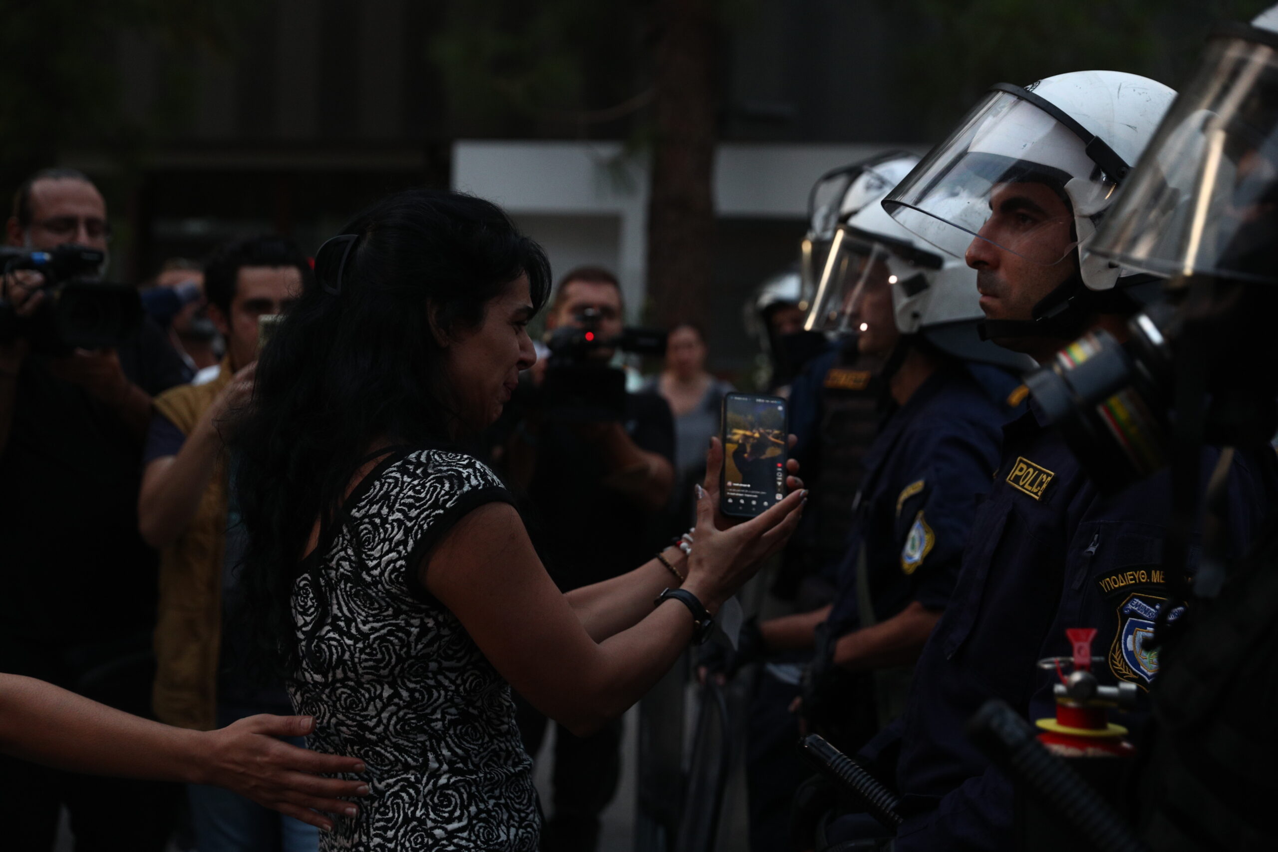 Ένταση στην ιρανική πρεσβεία την ώρα της διαδήλωσης (vid)