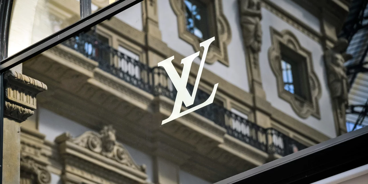 Louis Vuitton: Θα κλείσει τα φώτα στα καταστήματά της το βράδυ, ξεκινώντας από τη Γαλλία