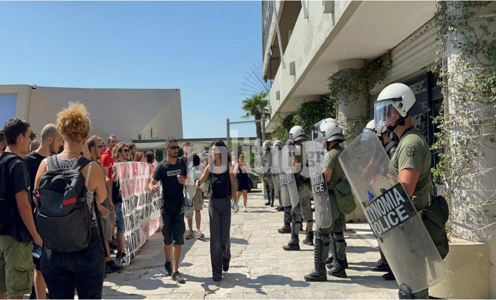 Νέα διαμαρτυρία φοιτητών στο ΑΠΘ: «Η πρυτανεία έχει δώσει στα ΜΑΤ τα κλειδιά του πανεπιστημίου»