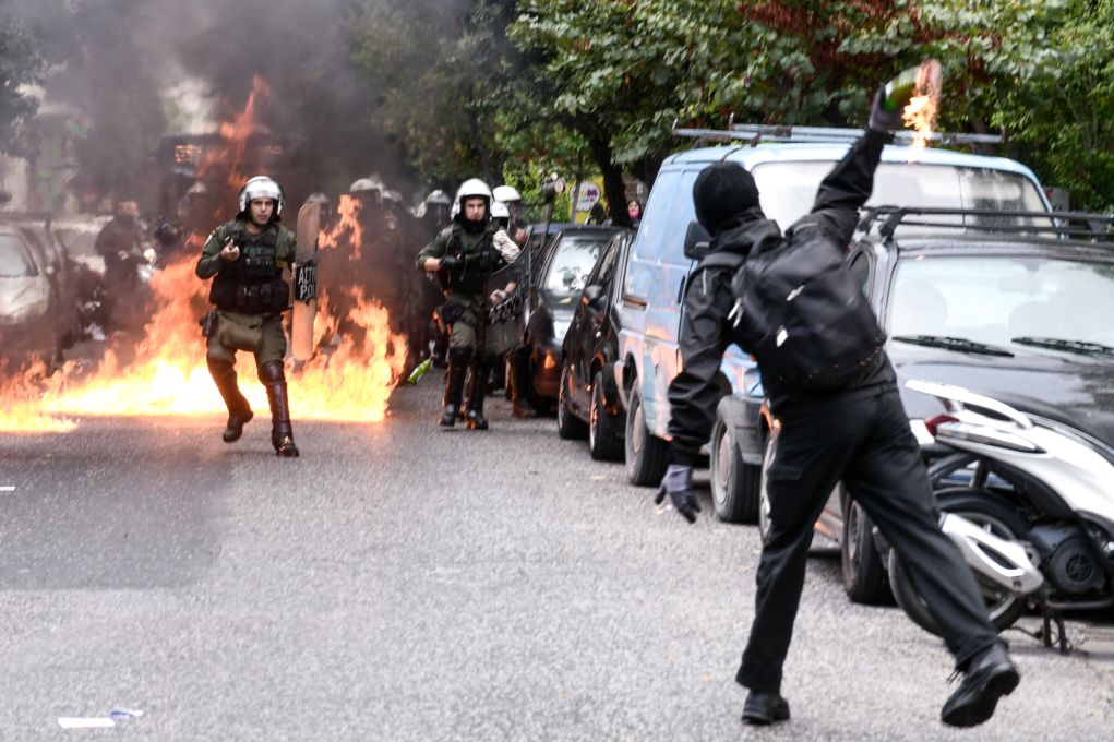 Βιασμός 12χρονης: Σφοδρά επεισόδια στην πορεία στα Σεπόλια – Πέταξαν μπογιές στο μαγαζί του Ηλία Μίχου (pics)