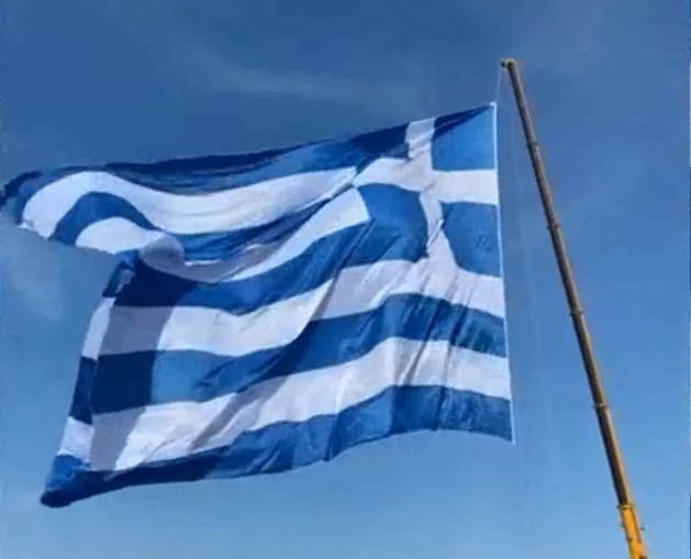 Η μεγαλύτερη σημαία στην ελληνική επικράτεια υψώθηκε στη Σαντορίνη