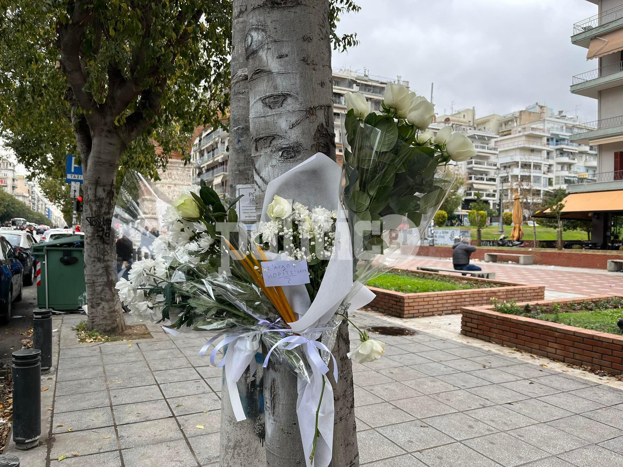 Θεσσαλονίκη: Αφήνουν λουλούδια στο σημείο που παρασύρθηκε η άτυχη 21χρονη (pics & vid)