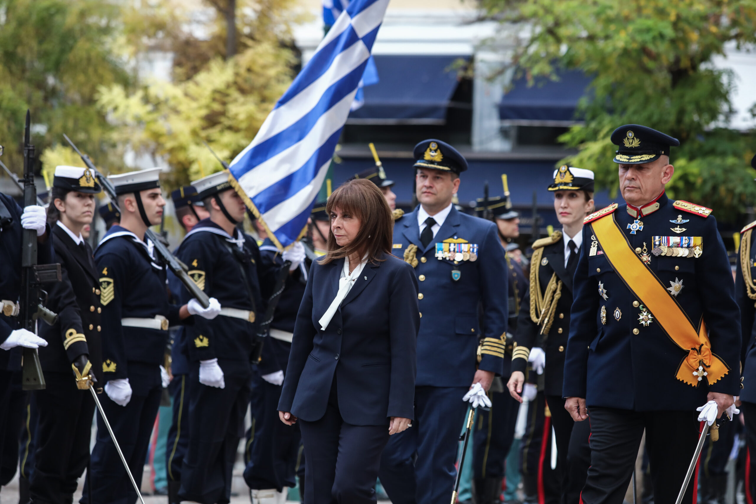 Οι Ένοπλες Δυνάμεις γιορτάζουν – Κατάθεση στεφάνου από την Πρόεδρο της Δημοκρατίας