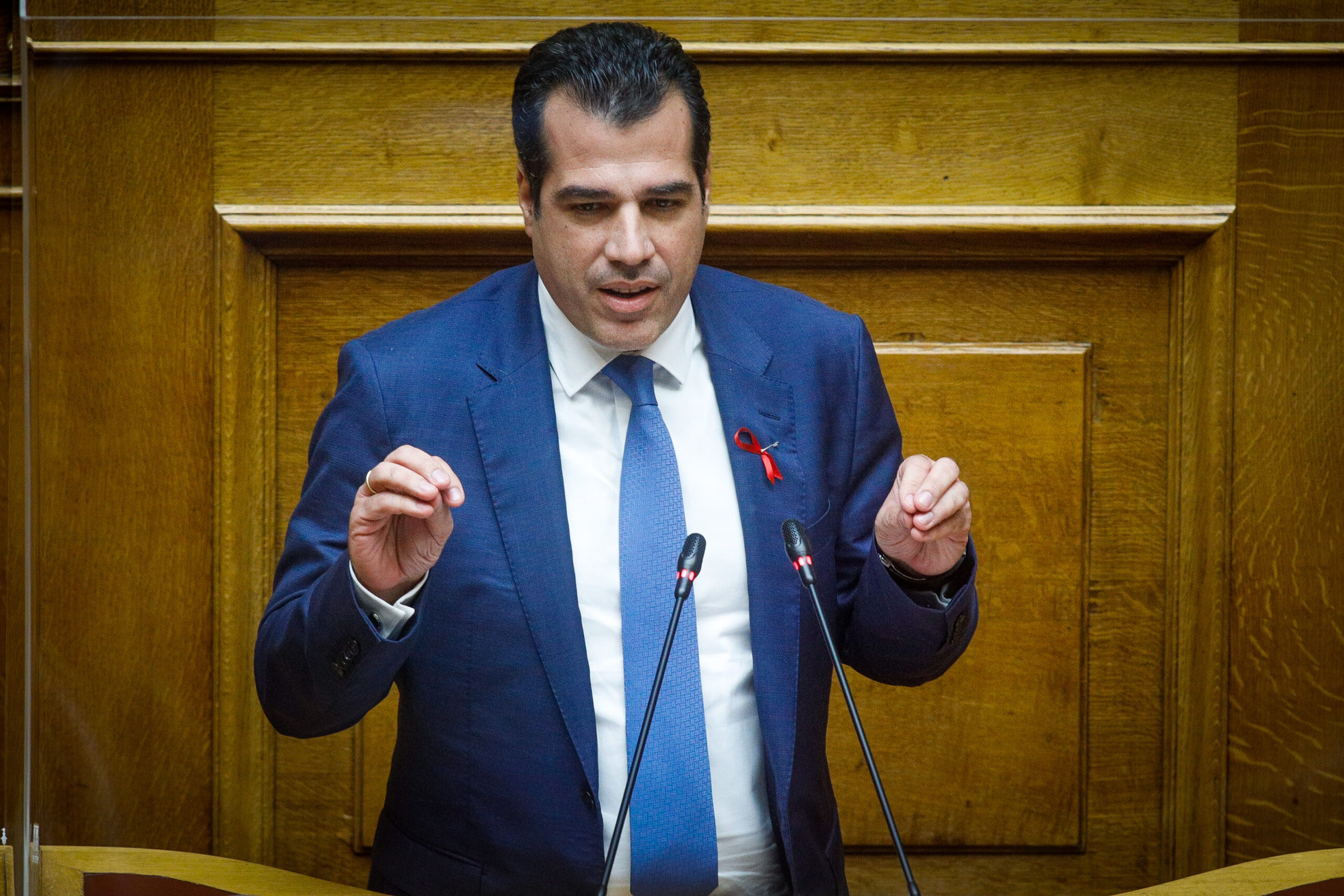 Θάνος Πλεύρης: Πλήρης η εφαρμογή του αντικαπνιστικού και στη νυχτερινή διασκέδαση