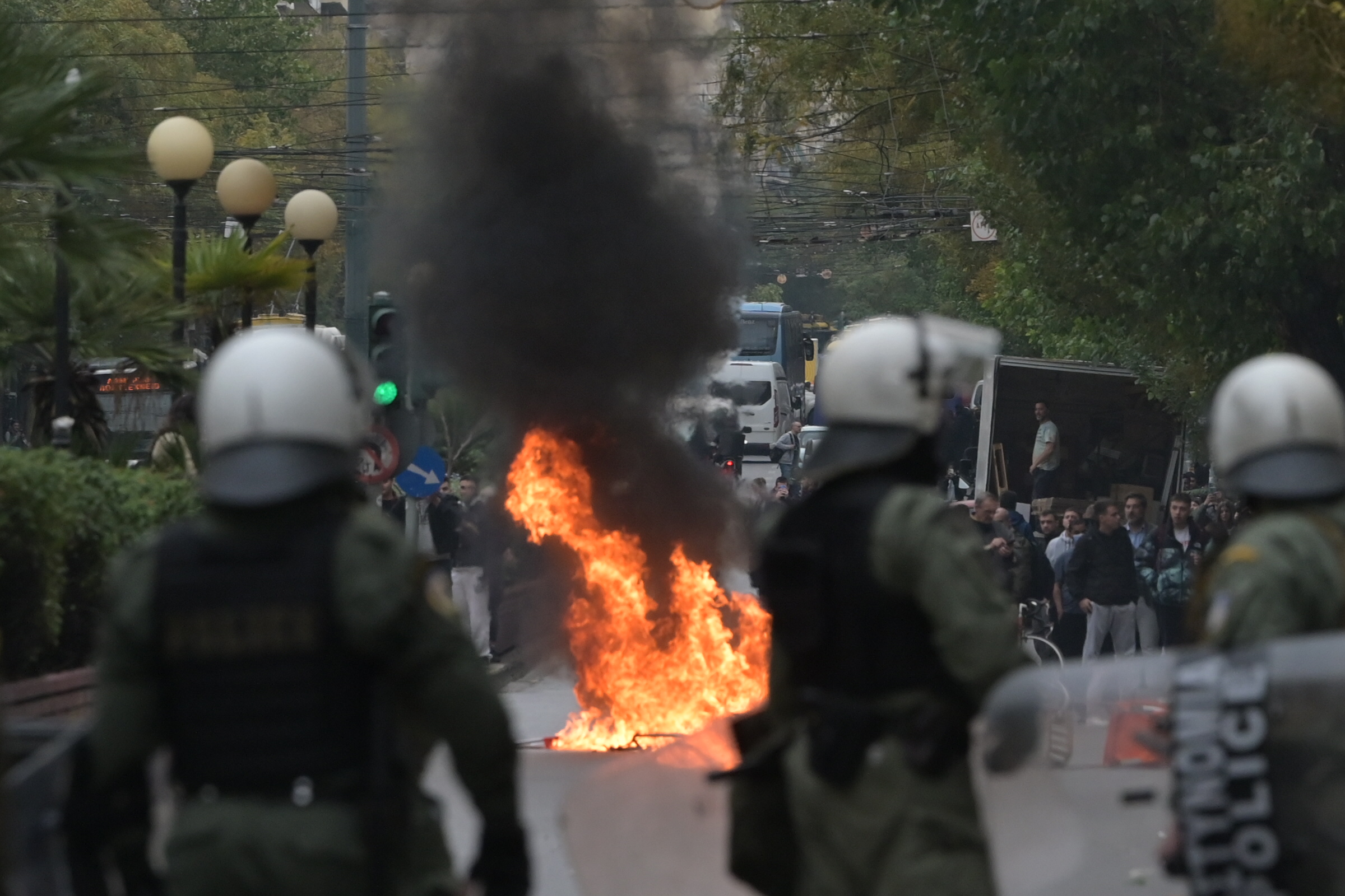 Ένταση στην ΑΣΟΕΕ – Ομάδα ατόμων πέταξε πέτρες και κροτίδες προς τις αστυνομικές δυνάμεις